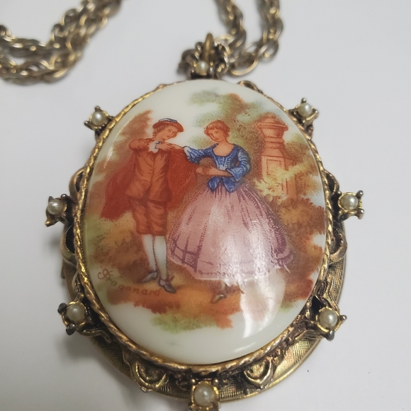 VINTAGE GOLD TONE ORNATE LOCKET Romantic scene with tassel . 30 inch chain. - Picture 2 of 4